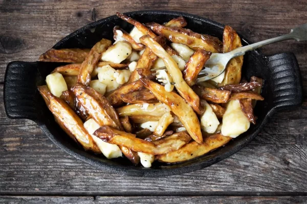 “Kelezatan Makanan Poutine yang Menggugah Selera”