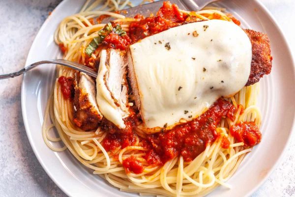 Mengenal Lezatnya Chicken Parm Pasta, Hidangan Favorit Italia