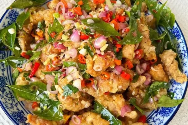Ayam Goreng Sambal Matah: Kombinasi Rasa Pedas dan Gurih