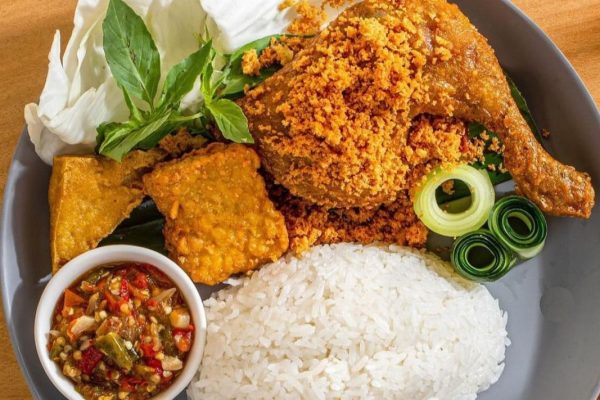 Mengenal Lezatnya Makanan Ayam Goreng Penyet yang Menggoda