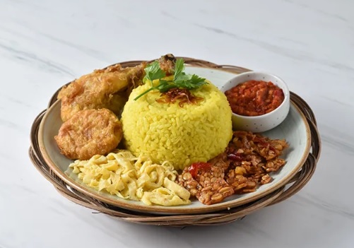 Mengenal Lezatnya Makanan Nasi Kuning Goreng yang Menggoda