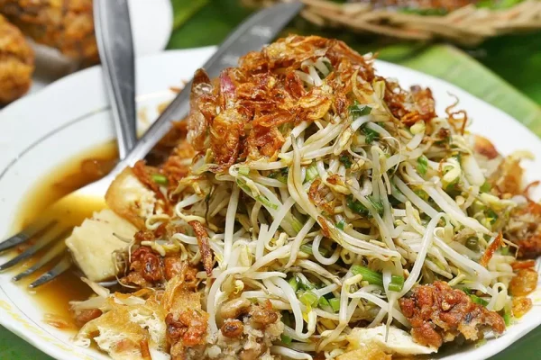 Lontong Mi: Kombinasi Rasa Tradisional yang Menggoda Selera