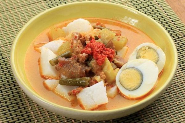 Lontong Sayur Telur Rebus: Lezat dan Menggugah Selera