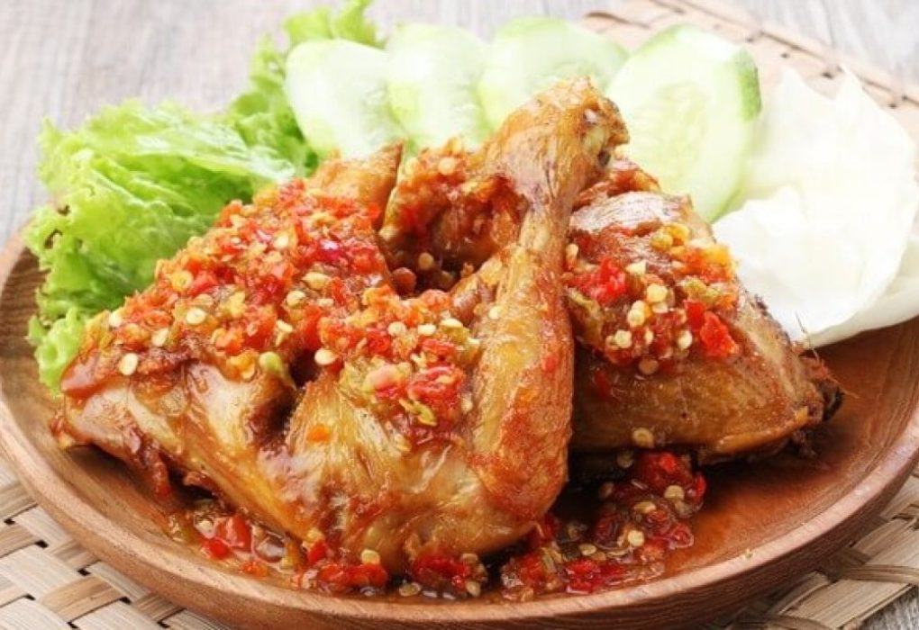 Makanan Ayam Penyet: Cita Rasa Pedas dan Gurih yang Menggoda