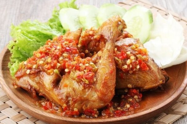 Makanan Ayam Penyet: Cita Rasa Pedas dan Gurih yang Menggoda