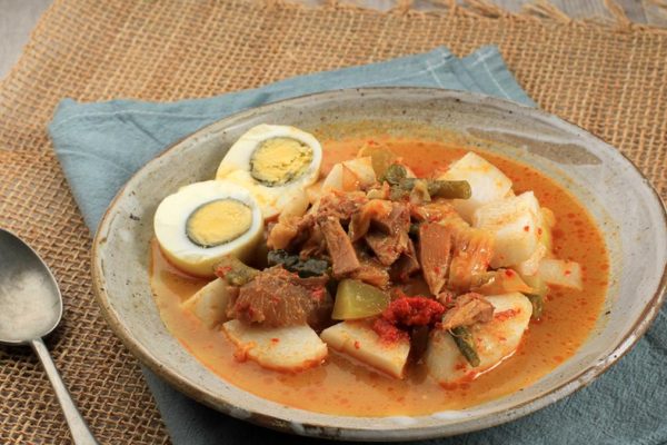 Mengenal Lebih Dekat Makanan Lontong Campur yang Lezat