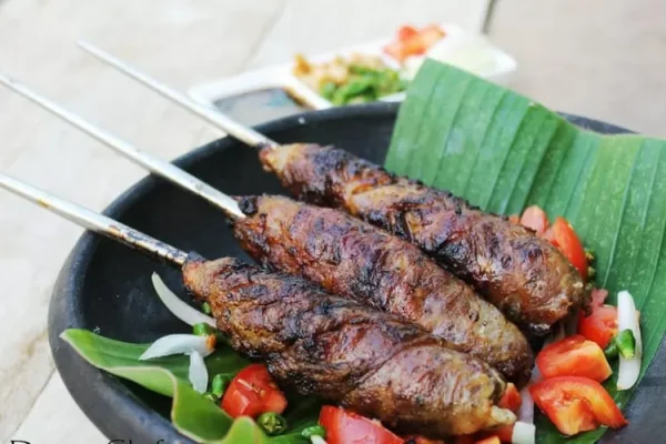 Mengenal Lezatnya Sate Sapi Buntel, Camilan Khas Nusantara