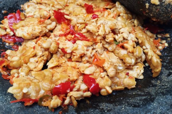 Mengenal Lezatnya Tempe Geprek, Camilan Tradisional yang Menggoda