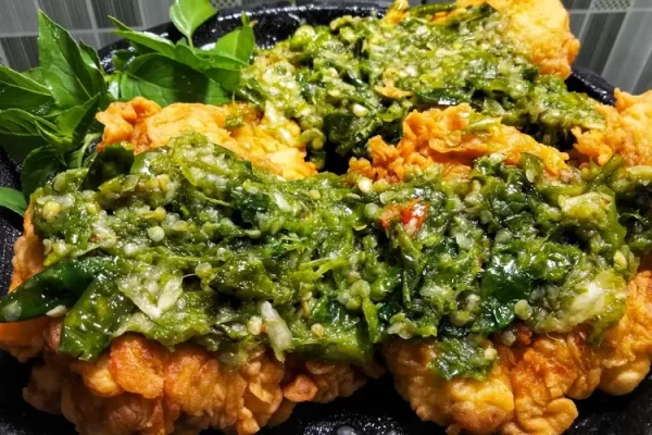 Mengenal Ayam Geprek Sambal Hijau: Rasa Pedas Segar yang Menggoda