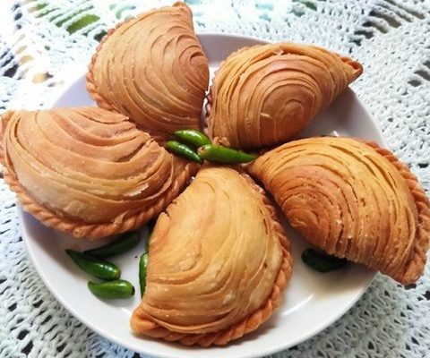 Mengenal Lebih Dekat Makanan Karipap: Camilan Tradisional yang Lezat
