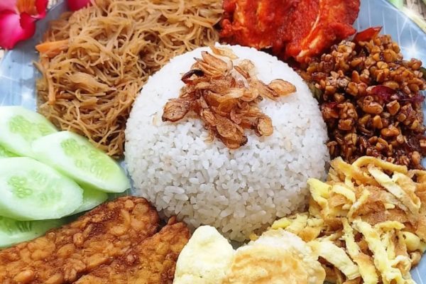 Nikmatnya Nasi Uduk Ayam Crispy, Lezat dan Menggoda Selera